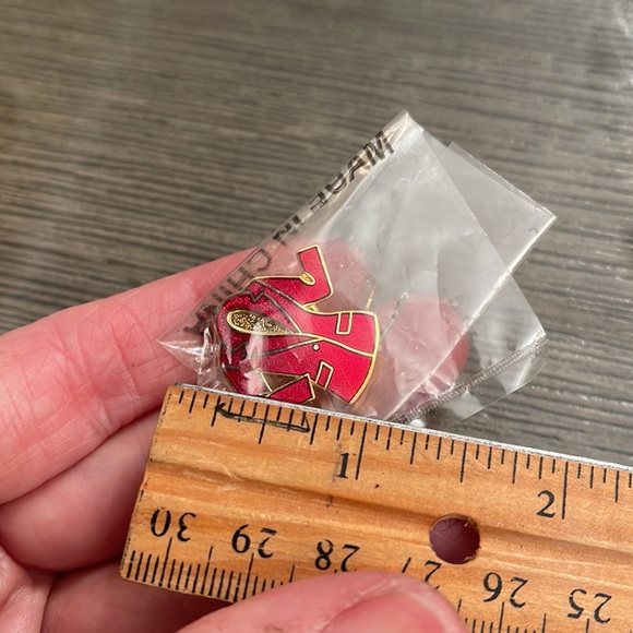 Mary Kay Red Jacket Pin Brooch Sales Award New - Picture 6 of 10